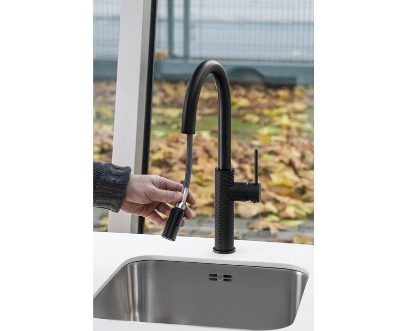 Virtuves maisītājs Sapho ar izvelkamu dušas izvadu, matēti melns FR576B