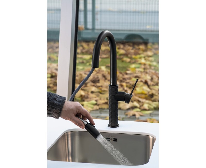 Virtuves maisītājs Sapho ar izvelkamu dušas izvadu, matēti melns FR576B