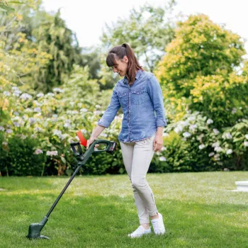 Trimmeris Bosch 18 V akumulatora ar auklu, 26 cm pļaušanas platums, 2 x 2,0 Ah akumulatori, lādētājs 06008C1C05