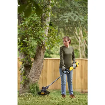 Trimmeris Stanley 18 V akumulatora ar auklu, 33 cm pļaušanas platums, 1 x 4,0 Ah litija jonu akumulators, lādētājs SFMSTB930M-QW