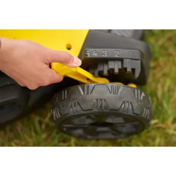 Zāles pļāvējs Stanley 18 V akumulatora, 50 cm pļaušanas platums, 2 x 4,0 Ah akumulatori, lādētājs SFMCMW2651M-QW
