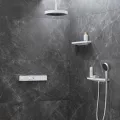 Dušas izvads Hansgrohe Rainfinity Porter 500, labā puse, ar dušas galvas turētāju un plauktu, matēts balts